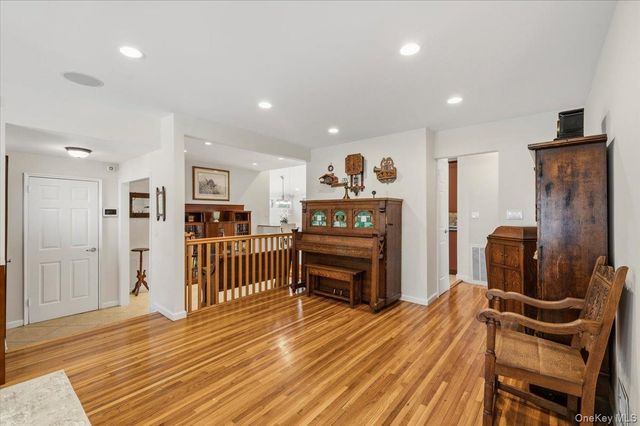 8 Lewis Lane, Port Washington, NY 11050