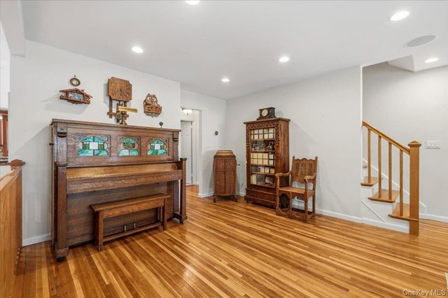 8 Lewis Lane, Port Washington, NY 11050