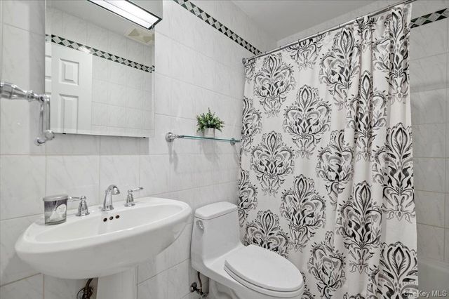 8 Lewis Lane, Port Washington, NY 11050