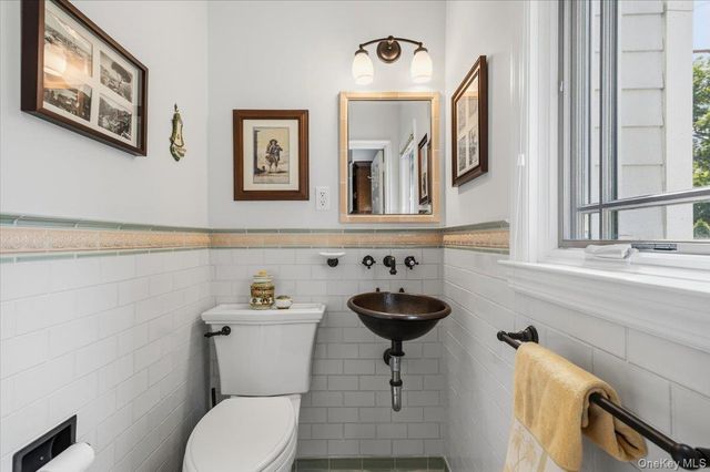 8 Lewis Lane, Port Washington, NY 11050