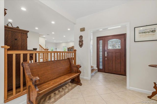 8 Lewis Lane, Port Washington, NY 11050