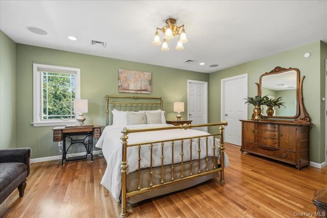 8 Lewis Lane, Port Washington, NY 11050