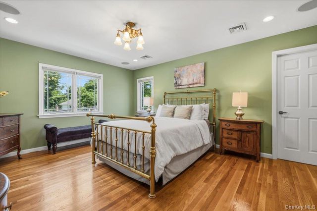 8 Lewis Lane, Port Washington, NY 11050