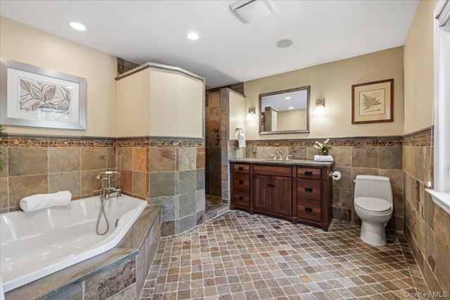 8 Lewis Lane, Port Washington, NY 11050