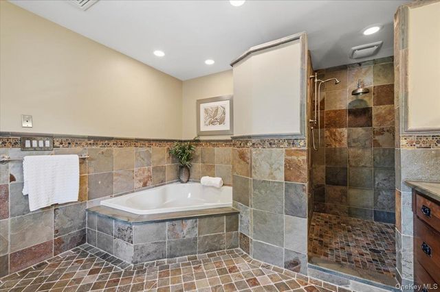 8 Lewis Lane, Port Washington, NY 11050