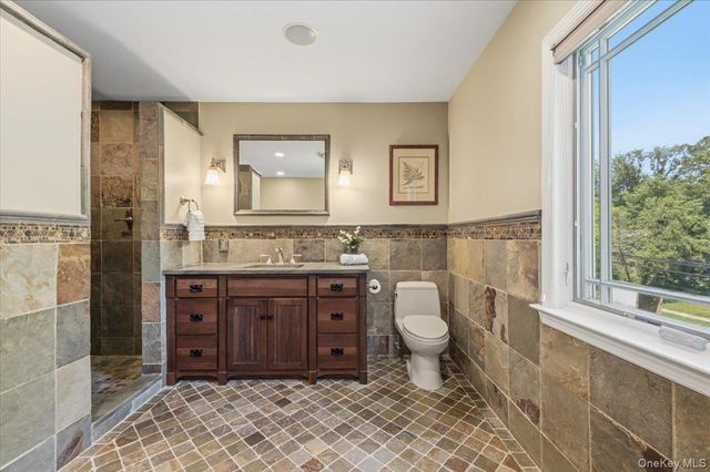 8 Lewis Lane, Port Washington, NY 11050