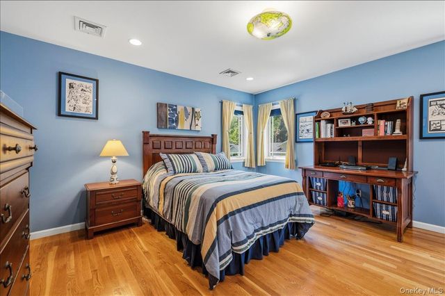 8 Lewis Lane, Port Washington, NY 11050