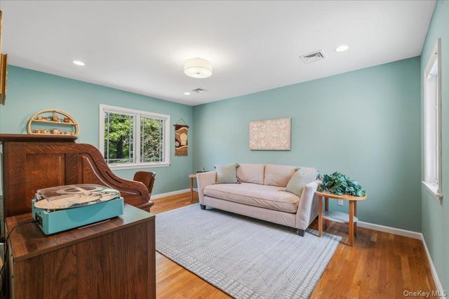 8 Lewis Lane, Port Washington, NY 11050