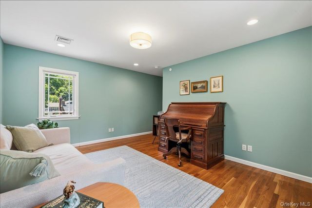 8 Lewis Lane, Port Washington, NY 11050