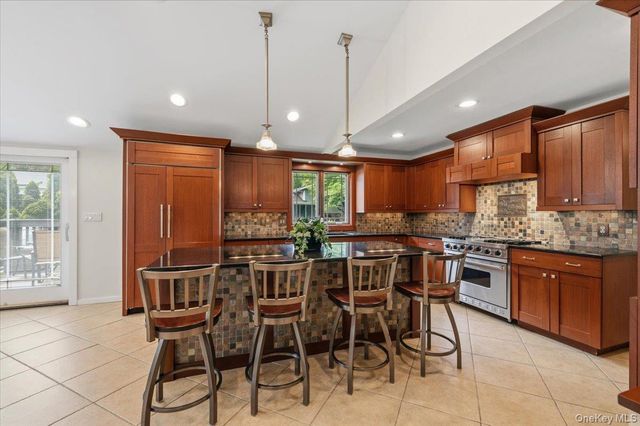 8 Lewis Lane, Port Washington, NY 11050