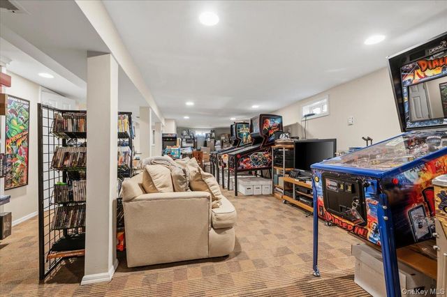 8 Lewis Lane, Port Washington, NY 11050