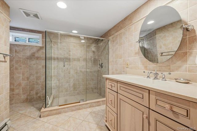 8 Lewis Lane, Port Washington, NY 11050