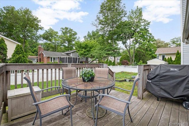 8 Lewis Lane, Port Washington, NY 11050