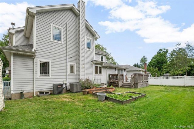 8 Lewis Lane, Port Washington, NY 11050