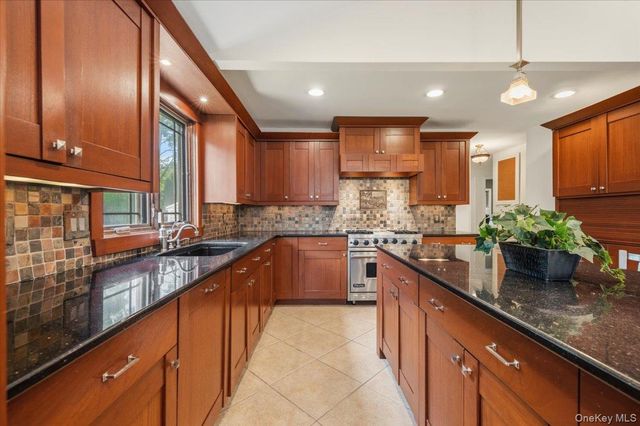 8 Lewis Lane, Port Washington, NY 11050