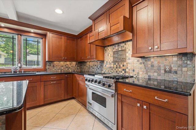 8 Lewis Lane, Port Washington, NY 11050