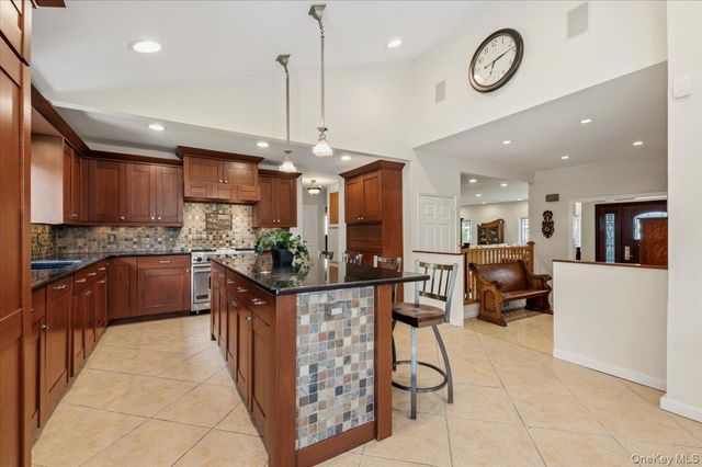 8 Lewis Lane, Port Washington, NY 11050