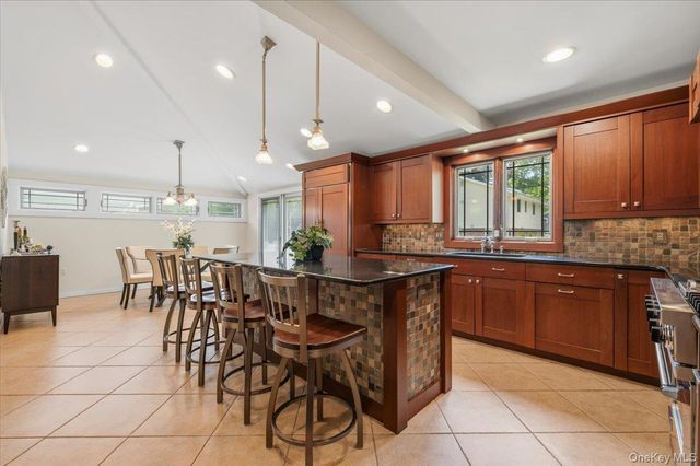 8 Lewis Lane, Port Washington, NY 11050