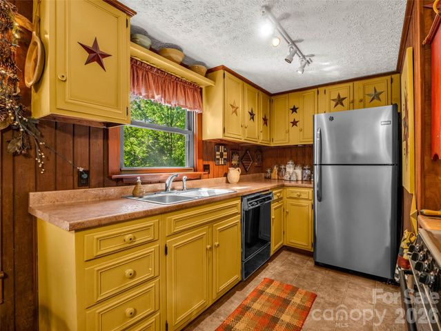 1208 Forest Lake Heights Drive, Nebo, NC 28761