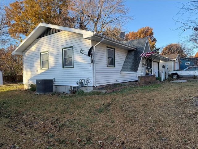 411 Navajo Avenue, Hiawatha, KS 66434