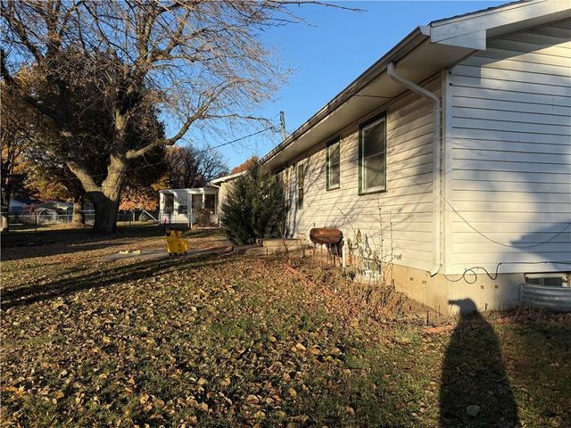 411 Navajo Avenue, Hiawatha, KS 66434