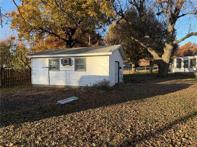 411 Navajo Avenue, Hiawatha, KS 66434