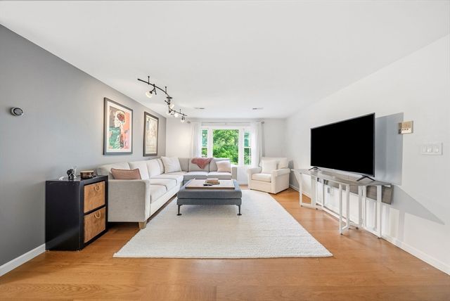 34 Washington Grn 6, Walpole, MA 02032