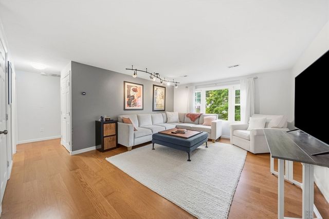 34 Washington Grn 6, Walpole, MA 02032
