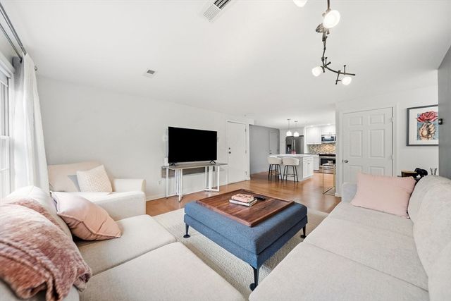 34 Washington Grn 6, Walpole, MA 02032