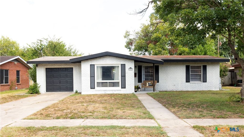 Image 1 of property listing at 4801 Dahlia Lane, Victoria, TX 77904
