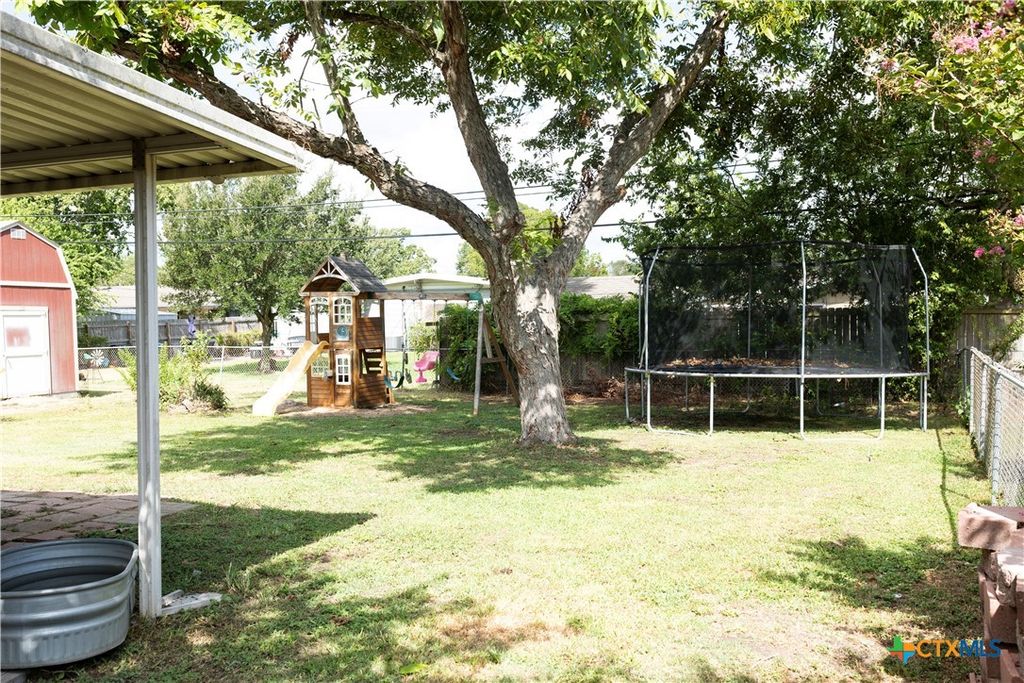 Image 17 of property listing at 4801 Dahlia Lane, Victoria, TX 77904