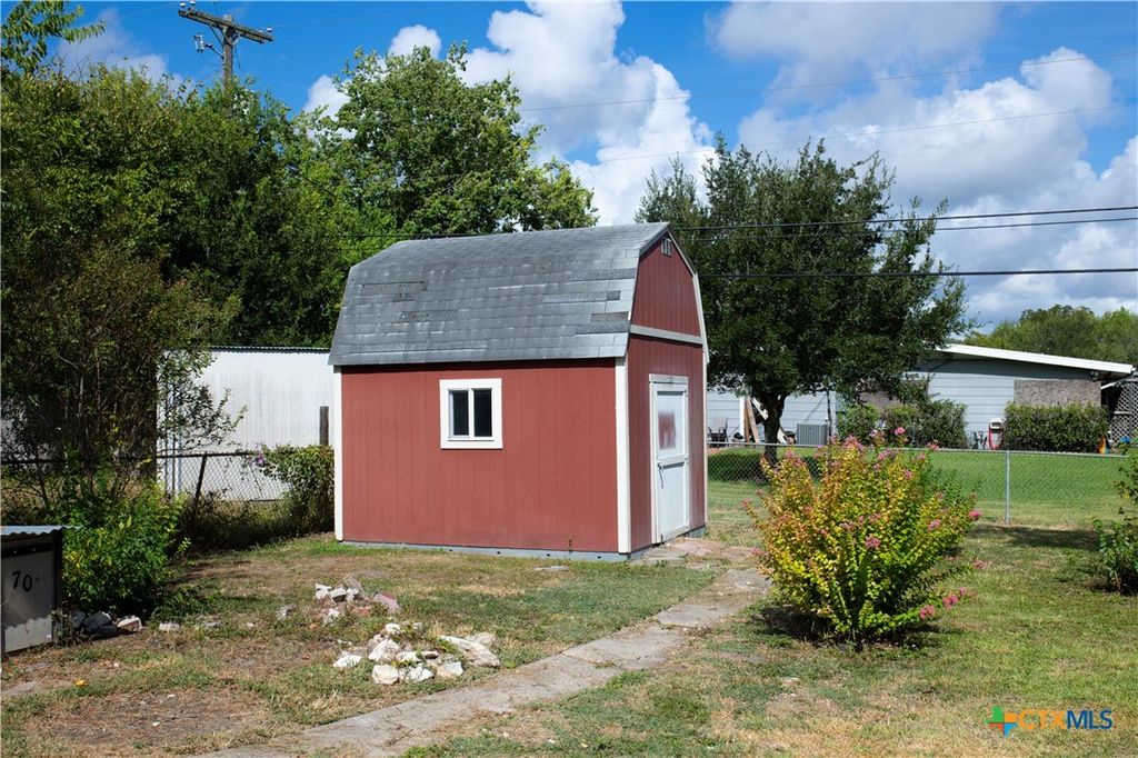 Image 18 of property listing at 4801 Dahlia Lane, Victoria, TX 77904