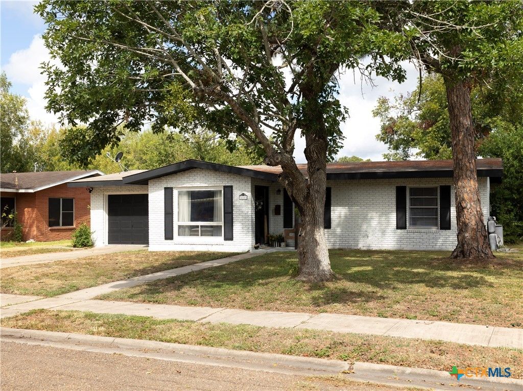 Image 2 of property listing at 4801 Dahlia Lane, Victoria, TX 77904