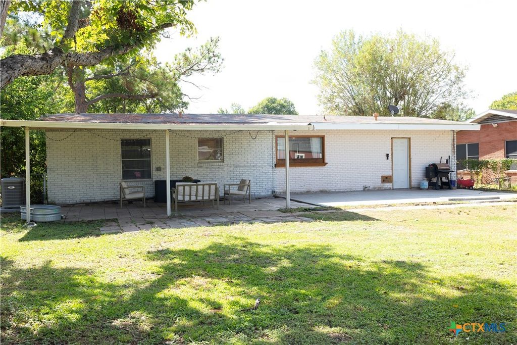 Image 20 of property listing at 4801 Dahlia Lane, Victoria, TX 77904