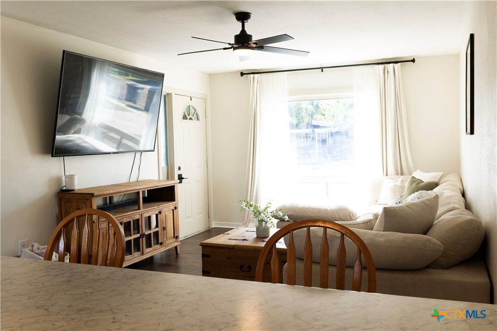 Image 4 of property listing at 4801 Dahlia Lane, Victoria, TX 77904