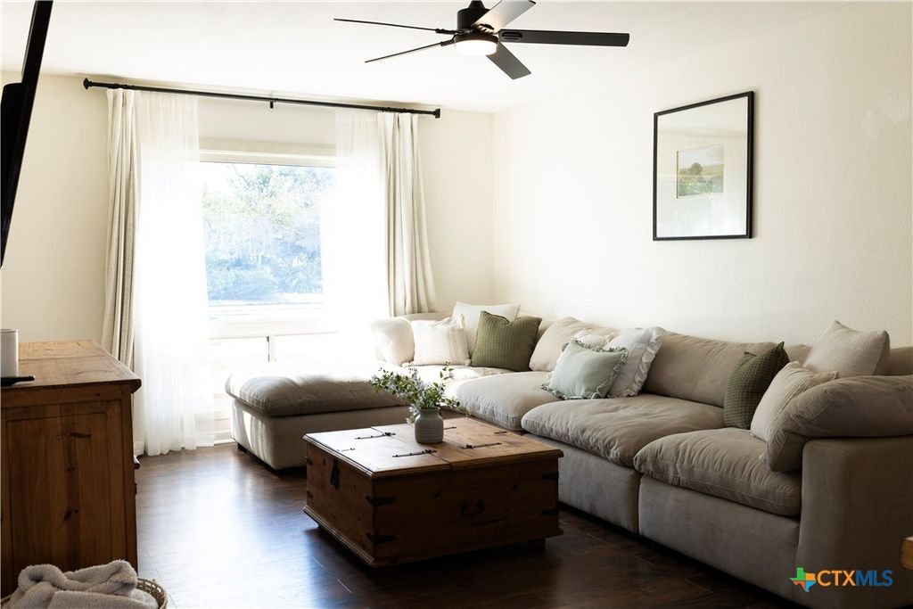 Image 5 of property listing at 4801 Dahlia Lane, Victoria, TX 77904