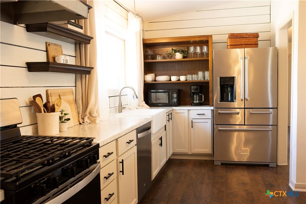 Image 6 of property listing at 4801 Dahlia Lane, Victoria, TX 77904