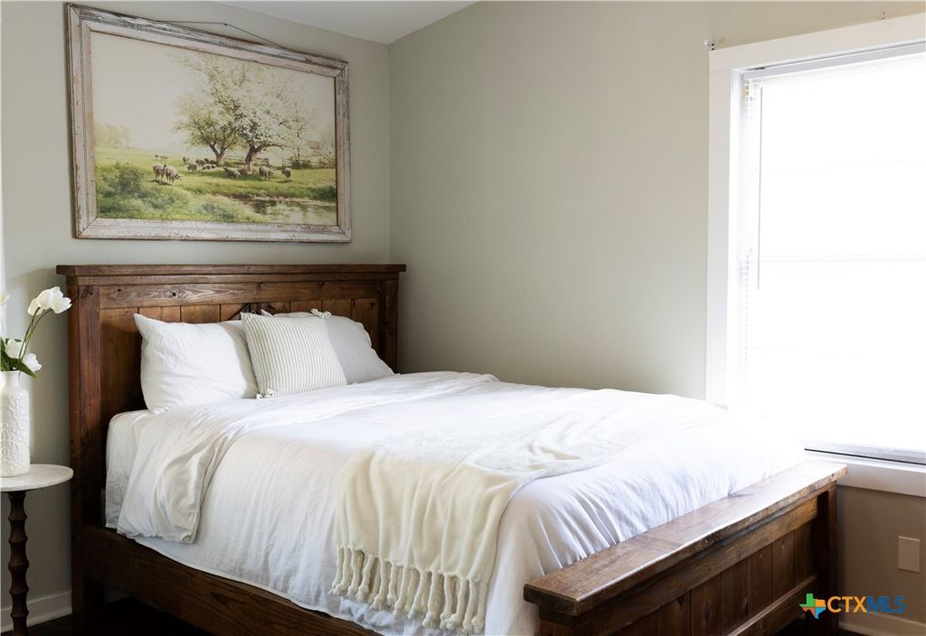 Image 9 of property listing at 4801 Dahlia Lane, Victoria, TX 77904
