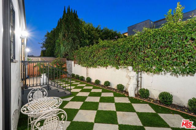 8906 Ashcroft Avenue, West Hollywood, CA 90048