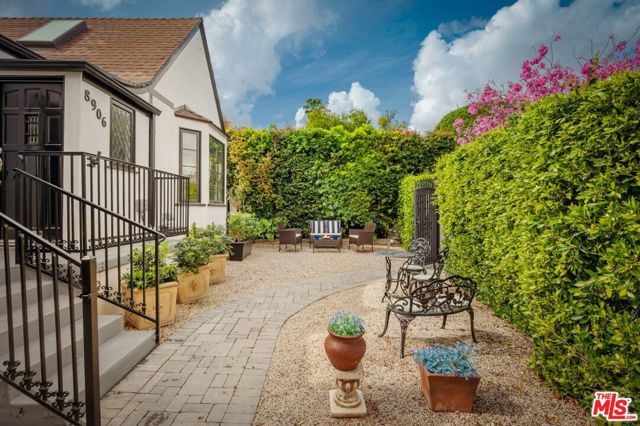 8906 Ashcroft Avenue, West Hollywood, CA 90048