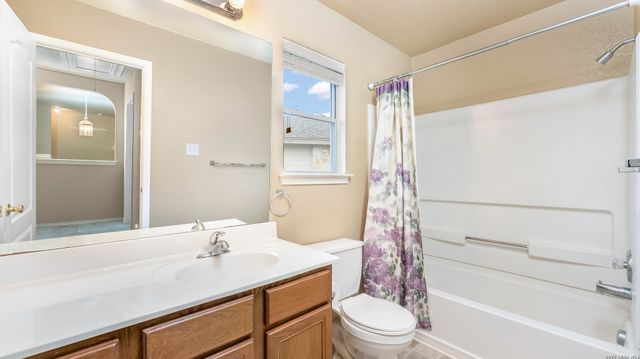 208 ROCK SPRINGS DR, New Braunfels, TX 78130