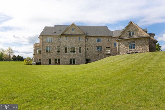 10 STONEBRIDGE CROSSING RD, Newtown, PA 18940