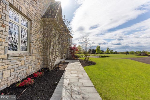 10 STONEBRIDGE CROSSING RD, Newtown, PA 18940