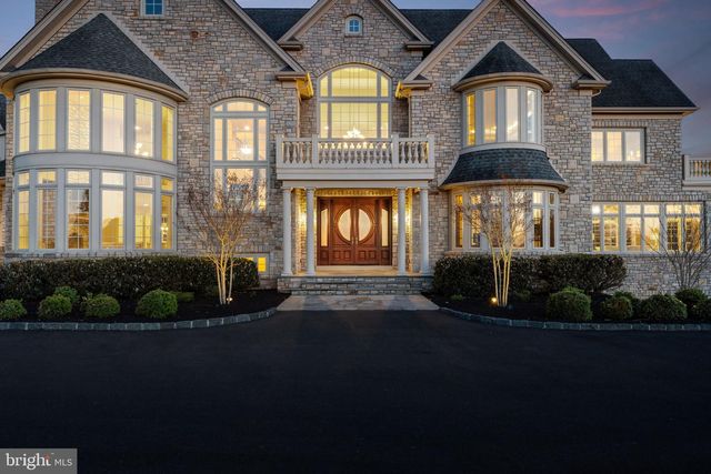10 STONEBRIDGE CROSSING RD, Newtown, PA 18940