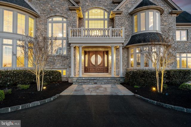 10 STONEBRIDGE CROSSING RD, Newtown, PA 18940