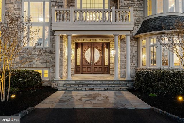 10 STONEBRIDGE CROSSING RD, Newtown, PA 18940