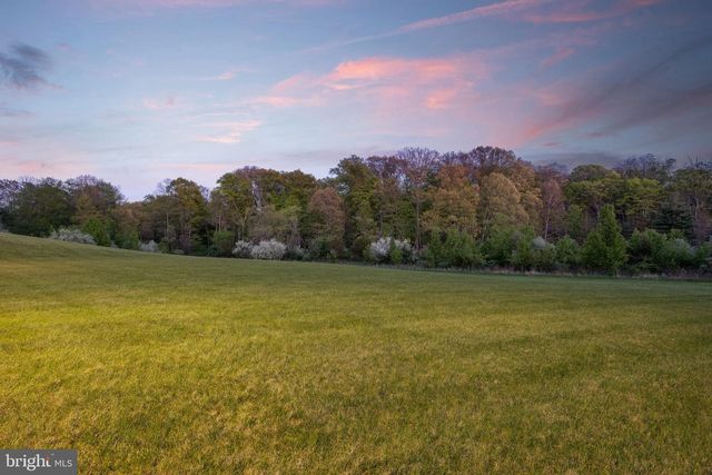 10 STONEBRIDGE CROSSING RD, Newtown, PA 18940