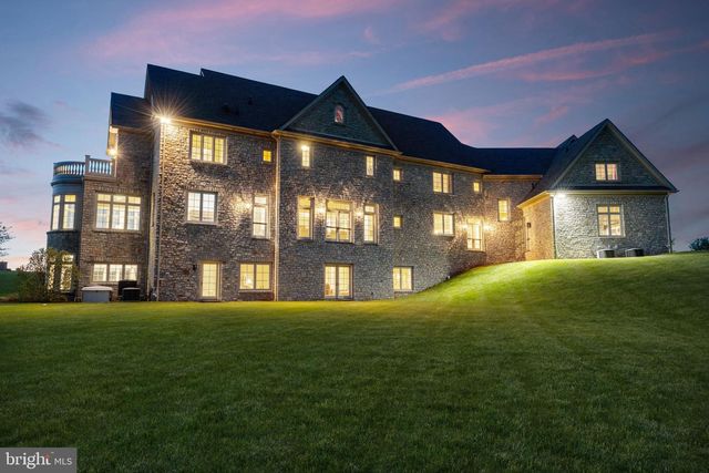 10 STONEBRIDGE CROSSING RD, Newtown, PA 18940