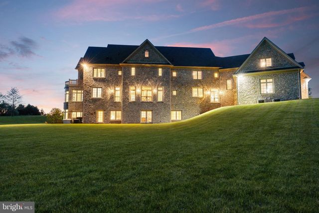 10 STONEBRIDGE CROSSING RD, Newtown, PA 18940
