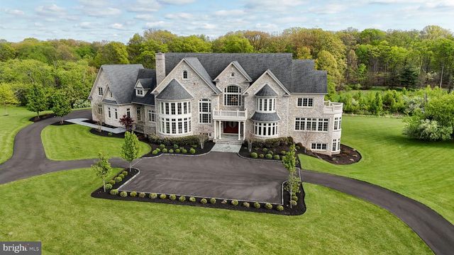 10 STONEBRIDGE CROSSING RD, Newtown, PA 18940